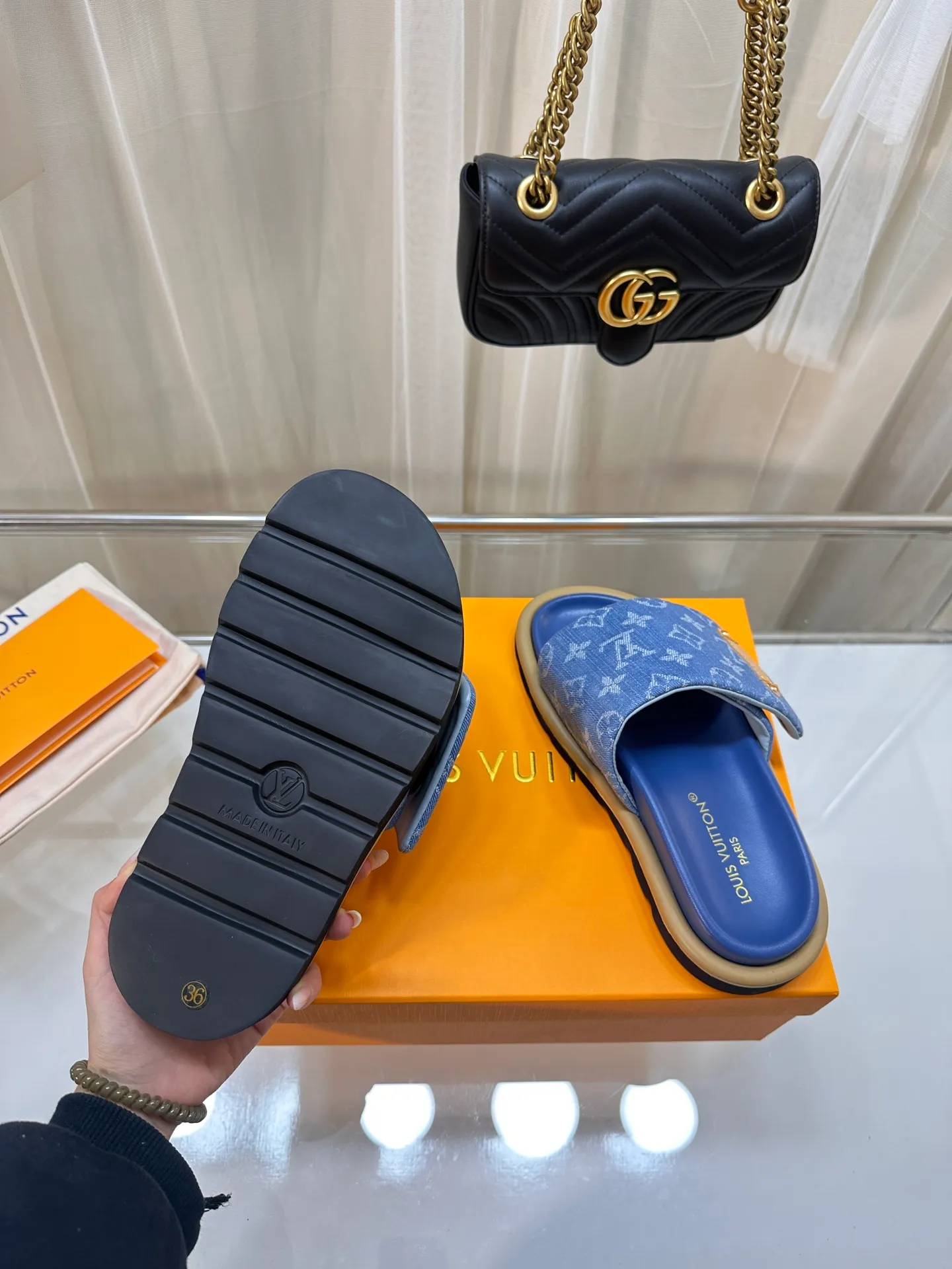 P360👟👟 LV couple’s counter features the latest hard goods of denim slippers🆕 ❥Purchase level! Full of high-end feel! A popular model among bloggers at home and abroad, it’s retro and fashionable and looks amazing on your feet! The official website’s main recommendation ▪️Upper: high-customized denim printed fabric ▪️Inner lining: imported goatskin lining ▪️Outsole: original molded non-slip and wear-resistant foam sole ▪️Size: Female 35-41 Male 41-45
